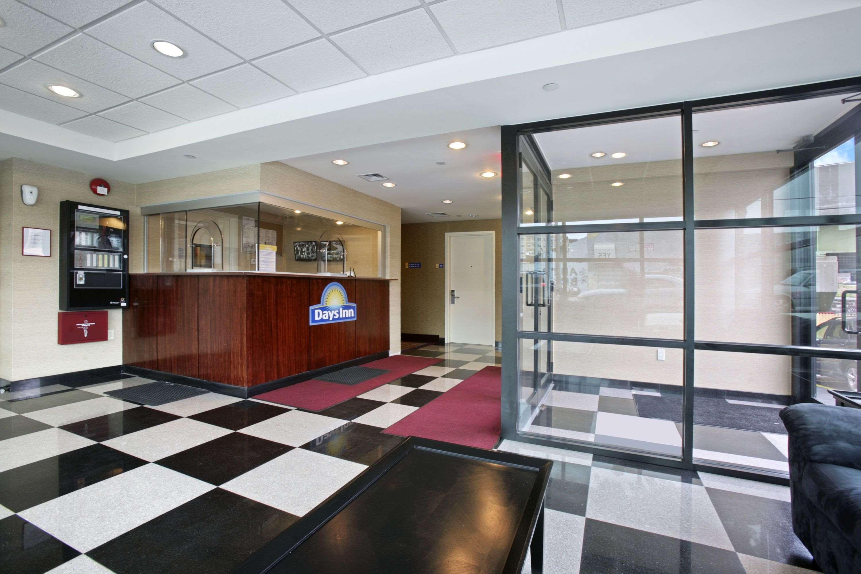 Days Inn Bronx New York Bagian luar foto
